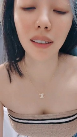 小飘飘御姐女神少妇，钢管舞诱惑脱衣艳舞，跟狼友互动撩骚后面还有小鲜肉，揉奶玩逼看特写，貌似来了大姨妈 截图1
