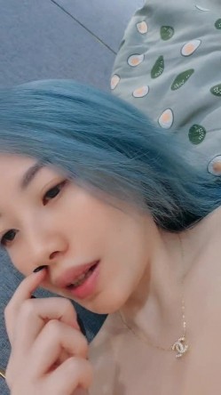 小飘飘御姐女神少妇，钢管舞诱惑脱衣艳舞，跟狼友互动撩骚后面还有小鲜肉，揉奶玩逼看特写，貌似来了大姨妈 截图12
