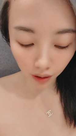 小飘飘御姐女神少妇，钢管舞诱惑脱衣艳舞，跟狼友互动撩骚后面还有小鲜肉，揉奶玩逼看特写，貌似来了大姨妈 截图14