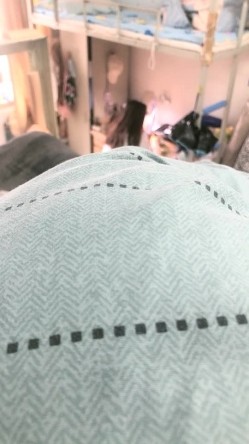 真实大学女生寝室，【大学生活好】，室友刷综艺，学生妹床上抠穴，厕所撒尿特写，大黑牛自慰，现在的00后们太疯狂，一下午赚几千 截图1