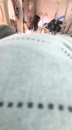 真实大学女生寝室，【大学生活好】，室友刷综艺，学生妹床上抠穴，厕所撒尿特写，大黑牛自慰，现在的00后们太疯狂，一下午赚几千 截图2