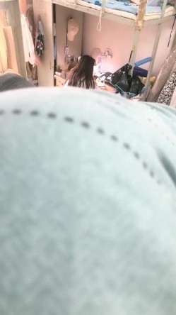 真实大学女生寝室，【大学生活好】，室友刷综艺，学生妹床上抠穴，厕所撒尿特写，大黑牛自慰，现在的00后们太疯狂，一下午赚几千 截图3