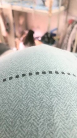 真实大学女生寝室，【大学生活好】，室友刷综艺，学生妹床上抠穴，厕所撒尿特写，大黑牛自慰，现在的00后们太疯狂，一下午赚几千 截图4