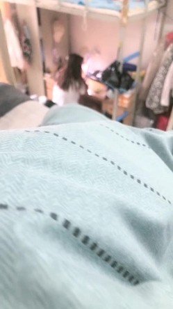 真实大学女生寝室，【大学生活好】，室友刷综艺，学生妹床上抠穴，厕所撒尿特写，大黑牛自慰，现在的00后们太疯狂，一下午赚几千 截图6