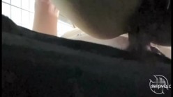 征服21岁叛逆表妹 第一次后入插表妹 表妹的逼很浅，所以很容易插得深 从下面的视角拍后入真的难拍 后面特写镜头真的看一次硬一次 截图7
