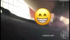 征服21岁叛逆表妹 第一次后入插表妹 表妹的逼很浅，所以很容易插得深 从下面的视角拍后入真的难拍 后面特写镜头真的看一次硬一次 截图9