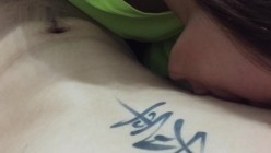 【完美露脸 ️情侣流出】台湾爆奶混血模特与男友性爱自拍流出 专业吃鸡深喉 无套顶操丰臀 爆浆内射 截图1
