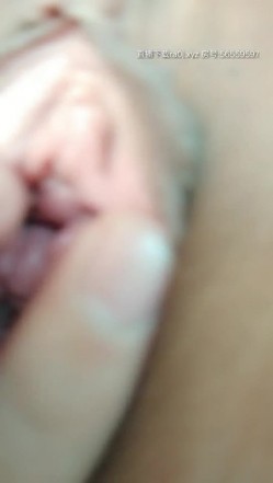 还是那个肚兜少妇露脸天气不错外卖玩个车震，露脸鸡巴上倒上奶让她口，车里激情抽插骚逼，最近距离的特写 截图9