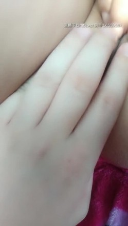 还是那个肚兜少妇露脸天气不错外卖玩个车震，露脸鸡巴上倒上奶让她口，车里激情抽插骚逼，最近距离的特写 截图10