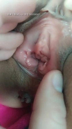 还是那个肚兜少妇露脸天气不错外卖玩个车震，露脸鸡巴上倒上奶让她口，车里激情抽插骚逼，最近距离的特写 截图14