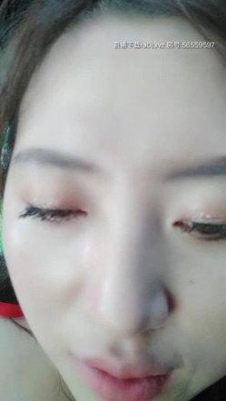 还是那个肚兜少妇露脸天气不错外卖玩个车震，露脸鸡巴上倒上奶让她口，车里激情抽插骚逼，最近距离的特写 截图16