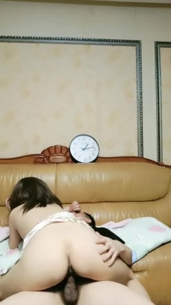 饥渴少妇又来了，露脸让大哥在沙发前玩弄，后入抽插激情上位，揉着骚奶子对着镜头浪叫呻吟，表情好骚别 截图4
