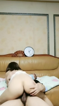饥渴少妇又来了，露脸让大哥在沙发前玩弄，后入抽插激情上位，揉着骚奶子对着镜头浪叫呻吟，表情好骚别 截图5