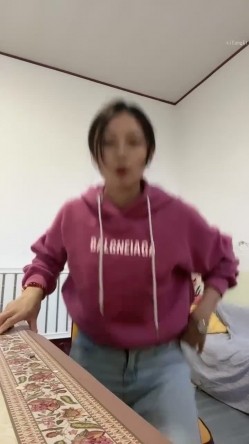 极品30岁小少妇~良家兼职，【终于尼】，全裸抠逼自慰 超爽，家中，真实刺激，骚气侧漏撩人尤物 截图3