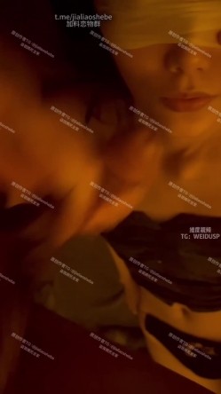 重口警告！把堂妹调教成为吃精液和尿液母狗！妹妹的精液食物吃播「Jojo九九」蒙面小母狗第一次口爱调教深喉口爆 截图14