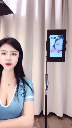 高颜值姐妹花车模「莎莎」带闺蜜和榜一大哥3P深入交流，两个大长腿轮流坐屌，骚话连连，后入打桩边干边喷 截图4