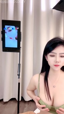 高颜值姐妹花车模「莎莎」带闺蜜和榜一大哥3P深入交流，两个大长腿轮流坐屌，骚话连连，后入打桩边干边喷 截图7