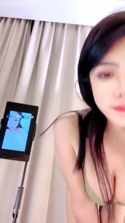 高颜值姐妹花车模「莎莎」带闺蜜和榜一大哥3P深入交流，两个大长腿轮流坐屌，骚话连连，后入打桩边干边喷 截图8