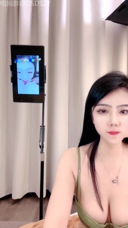 高颜值姐妹花车模「莎莎」带闺蜜和榜一大哥3P深入交流，两个大长腿轮流坐屌，骚话连连，后入打桩边干边喷 截图10