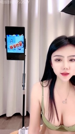 高颜值姐妹花车模「莎莎」带闺蜜和榜一大哥3P深入交流，两个大长腿轮流坐屌，骚话连连，后入打桩边干边喷 截图11