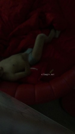 换妻俱乐部流出-绿帽老公带着老婆和其他男人玩3P,4P完美露脸 截图2