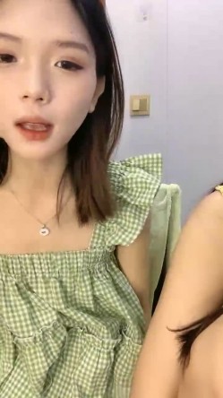 气质美女姐妹花，双女激情诱惑，道具互插小穴，双指扣穴，表情一脸享受，娇喘呻吟不断，极度风骚 截图4