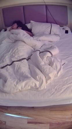 情趣酒店 漂亮大奶女友亲戚来了 任由男友抽嘴 早上还有口交叫醒服务 再来一发口爆 爽过操逼 截图8