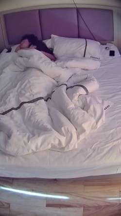 情趣酒店 漂亮大奶女友亲戚来了 任由男友抽嘴 早上还有口交叫醒服务 再来一发口爆 爽过操逼 截图9