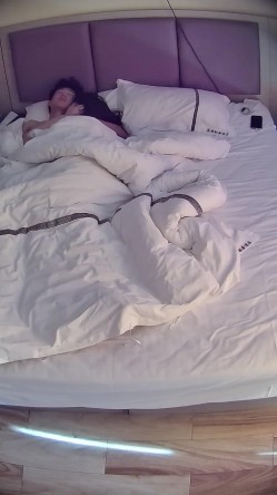 情趣酒店 漂亮大奶女友亲戚来了 任由男友抽嘴 早上还有口交叫醒服务 再来一发口爆 爽过操逼 截图10