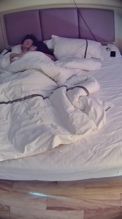 情趣酒店 漂亮大奶女友亲戚来了 任由男友抽嘴 早上还有口交叫醒服务 再来一发口爆 爽过操逼 截图11