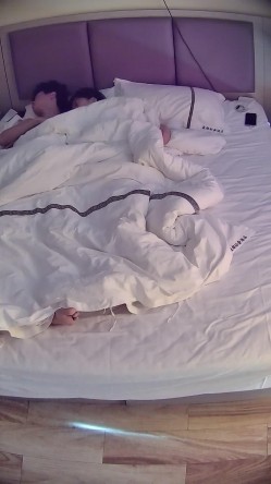 情趣酒店 漂亮大奶女友亲戚来了 任由男友抽嘴 早上还有口交叫醒服务 再来一发口爆 爽过操逼 截图12