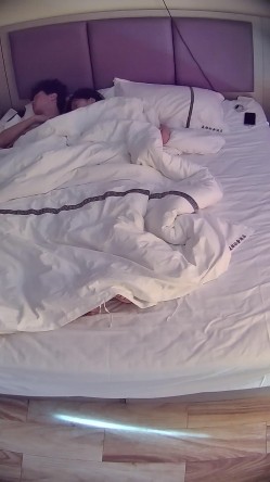 情趣酒店 漂亮大奶女友亲戚来了 任由男友抽嘴 早上还有口交叫醒服务 再来一发口爆 爽过操逼 截图13