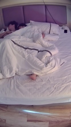 情趣酒店 漂亮大奶女友亲戚来了 任由男友抽嘴 早上还有口交叫醒服务 再来一发口爆 爽过操逼 截图14