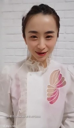 绝代风华 西安大表姐 ，笑容妩媚：‘我要先自己尿一个，给大家看看女生是怎样尿尿滴，倒立尿尿哈哈’。刮逼毛，森林洞浮现，美！ 截图1