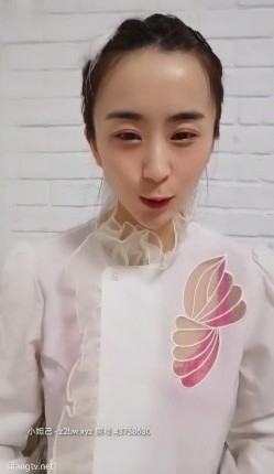 绝代风华 西安大表姐 ，笑容妩媚：‘我要先自己尿一个，给大家看看女生是怎样尿尿滴，倒立尿尿哈哈’。刮逼毛，森林洞浮现，美！ 截图2