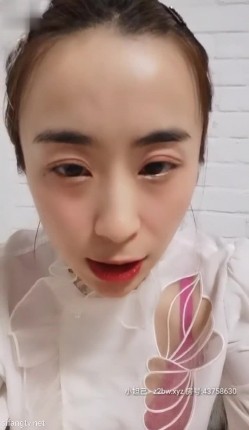 绝代风华 西安大表姐 ，笑容妩媚：‘我要先自己尿一个，给大家看看女生是怎样尿尿滴，倒立尿尿哈哈’。刮逼毛，森林洞浮现，美！ 截图3