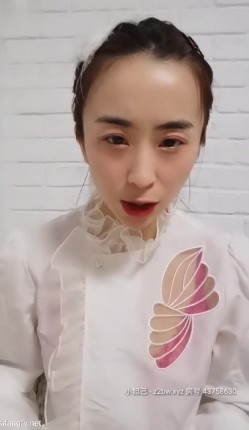 绝代风华 西安大表姐 ，笑容妩媚：‘我要先自己尿一个，给大家看看女生是怎样尿尿滴，倒立尿尿哈哈’。刮逼毛，森林洞浮现，美！ 截图4