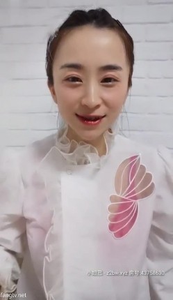 绝代风华 西安大表姐 ，笑容妩媚：‘我要先自己尿一个，给大家看看女生是怎样尿尿滴，倒立尿尿哈哈’。刮逼毛，森林洞浮现，美！ 截图5
