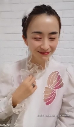绝代风华 西安大表姐 ，笑容妩媚：‘我要先自己尿一个，给大家看看女生是怎样尿尿滴，倒立尿尿哈哈’。刮逼毛，森林洞浮现，美！ 截图6