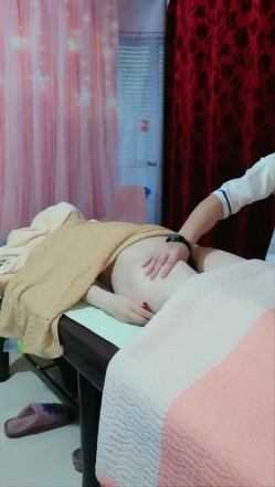 私人推油按摩养生店小伙技师给白肤美少妇拔罐推背给贱货搞出感觉来了主动要吃J8翻身女上位爽个痛快 截图5