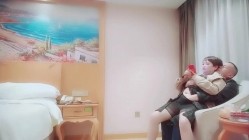 大叔与阿姨幽会，被强力抠逼，这一手好力气，高潮高潮不断！ 截图1