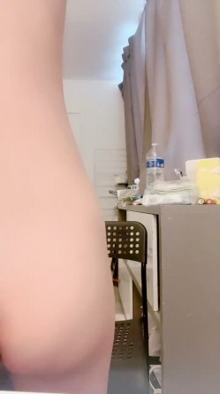 高颜值身材极好的美少女 全裸诱惑杀伤力超强 巨奶尤物 掰穴自慰等有缘大屌来入侵 撸点满满 截图2