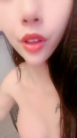 高颜值身材极好的美少女 全裸诱惑杀伤力超强 巨奶尤物 掰穴自慰等有缘大屌来入侵 撸点满满 截图4