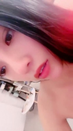 高颜值身材极好的美少女 全裸诱惑杀伤力超强 巨奶尤物 掰穴自慰等有缘大屌来入侵 撸点满满 截图13