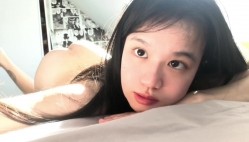 极品大眼睛纯欲萌妹【小兔绵绵】最新付费私拍，露脸性爱自慰，年龄不大小母狗属性已经爆表了 截图1