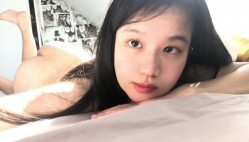 极品大眼睛纯欲萌妹【小兔绵绵】最新付费私拍，露脸性爱自慰，年龄不大小母狗属性已经爆表了 截图2