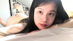 极品大眼睛纯欲萌妹【小兔绵绵】最新付费私拍，露脸性爱自慰，年龄不大小母狗属性已经爆表了 截图3