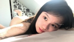 极品大眼睛纯欲萌妹【小兔绵绵】最新付费私拍，露脸性爱自慰，年龄不大小母狗属性已经爆表了 截图4