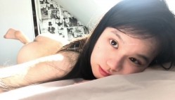 极品大眼睛纯欲萌妹【小兔绵绵】最新付费私拍，露脸性爱自慰，年龄不大小母狗属性已经爆表了 截图5