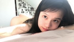 极品大眼睛纯欲萌妹【小兔绵绵】最新付费私拍，露脸性爱自慰，年龄不大小母狗属性已经爆表了 截图9